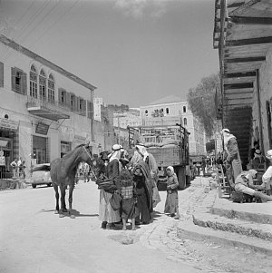 Nazaret v roce 1948. Snímek nizozemského fotografa Willema van de Polla zachytil celkem typickou pouliční scenérii s Araby, nákladním vozem a mulou