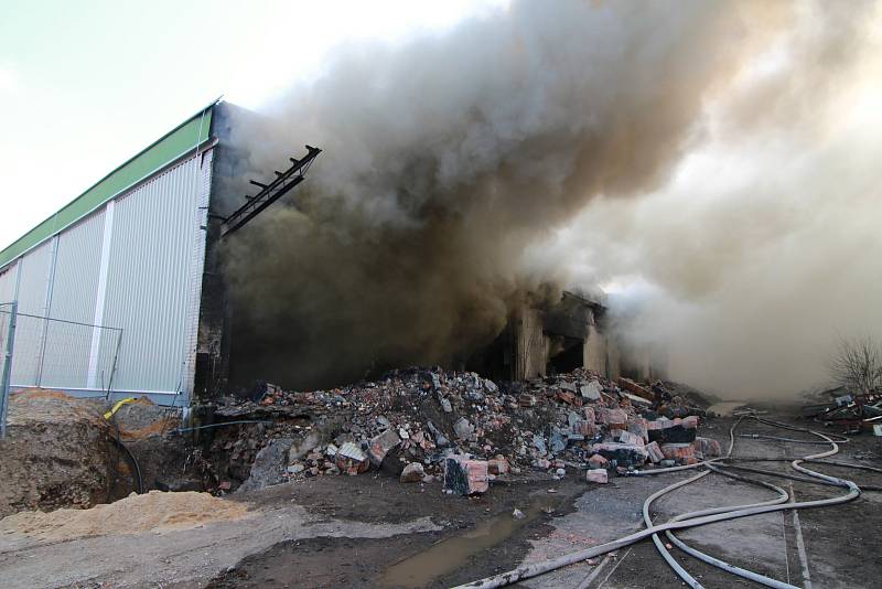 Požári v bývalém areálu mrazíren v Mochově na Praze-východ.
