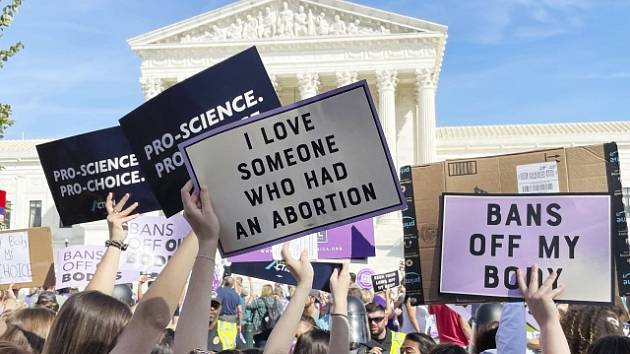 Protest ve Washingtonu proti zákazu potratů.
