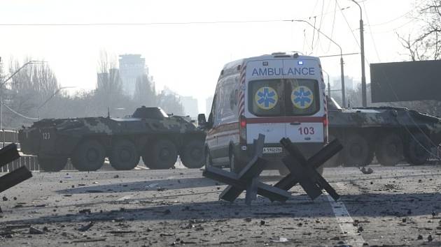 Situace na Ukrajině. Sanitka u zátarasů v Kyjevě.