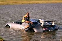 Andy House v roce 2009 poslal svoje Bugatti Veyron do jezera.