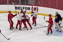 Roztržka hokejistů Detroitu Red Wings na dopoledním rozbruslení před zápasem.