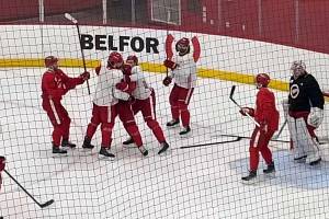 Roztržka hokejistů Detroitu Red Wings na dopoledním rozbruslení před zápasem.