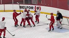 Roztržka hokejistů Detroitu Red Wings na dopoledním rozbruslení před zápasem.