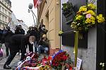 Předseda vlády Andrej Babiš (ANO) 17. listopadu 2020 na Národní třídě v Praze pokládá květinu k pamětní desce při příležitosti Dne boje za svobodu a demokracii
