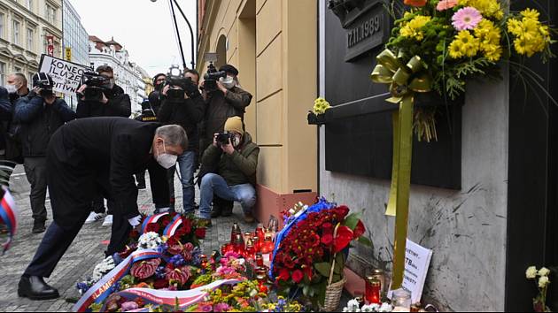 Předseda vlády Andrej Babiš (ANO) 17. listopadu 2020 na Národní třídě v Praze pokládá květinu k pamětní desce při příležitosti Dne boje za svobodu a demokracii