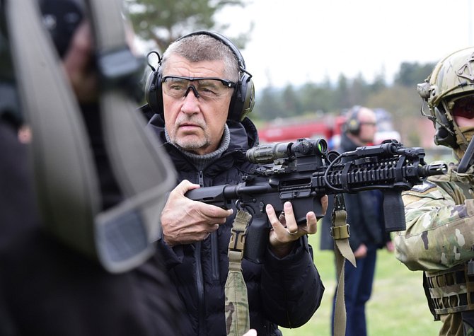 Premiér Andrej Babiš drží v rukou armádní pušku 3. května 2019 ve výcvikové základně Hamry na Prostějovsku při své návštěvě 601. skupiny speciálních sil generála Moravce.