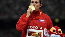 Překážkářka Zuzana Hejnová se zlatou medailí z MS v Pekingu.