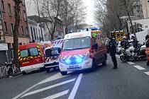 Sanitka odváží raněné z místa střelby v Paříži-Montrouge.