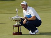 Golfista Sergio García s trofejí pro vítěze turnaje v Irvingu.