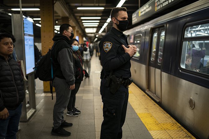Policista 13. dubna 2022 ve stanici newyorského metra, kde došlo předchozího dne ke střeleckému útoku. Postřeleno bylo deset lidí.