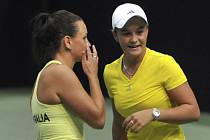 Casey Dellacquaová (vlevo) a Ashleigh Bartyová ve Fed Cupu proti České republice.