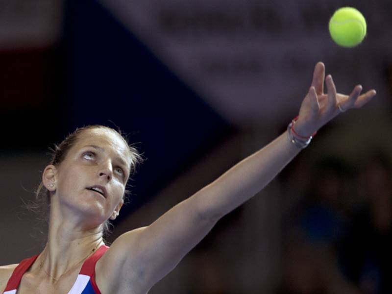 Karolína Plíšková servíruje ve finále Fed Cupu proti Francii.