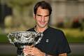 Roger Federer s trofejí.