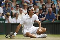 I Roger Federer se ocitl na kluzké trávě na Wimbledonu na zemi.