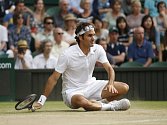 I Roger Federer se ocitl na kluzké trávě na Wimbledonu na zemi.