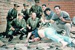Zabití Pabla Escobara. Členové pátracího oddílu plukovníka Martineze slaví 2. prosince 1993 se zbraněmi v rukách nad mrtvolou Pabla Escobara završení svého 15měsíčního úsilí