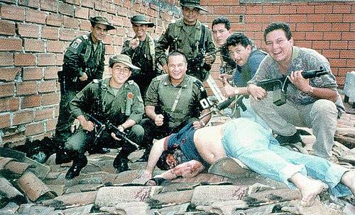 Zabití Pabla Escobara. Členové pátracího oddílu plukovníka Martineze slaví 2. prosince 1993 se zbraněmi v rukách nad mrtvolou Pabla Escobara završení svého 15měsíčního úsilí