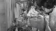 Kromě pilota a dvou členů posádky bombardéru zemřelo 11 lidí v budově