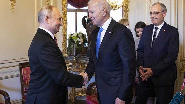 SVĚTOVÍ LÍDŘI. Nejmocnější muži světa Vladimir Putin a Joe Biden si potřásli rukama loni v Ženevě