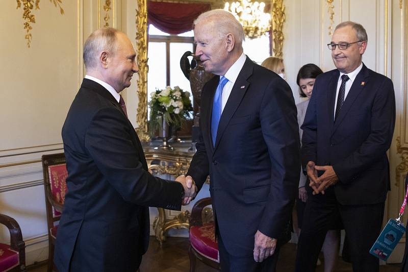 SVĚTOVÍ LÍDŘI. Nejmocnější muži světa Vladimir Putin a Joe Biden si potřásli rukama loni v Ženevě