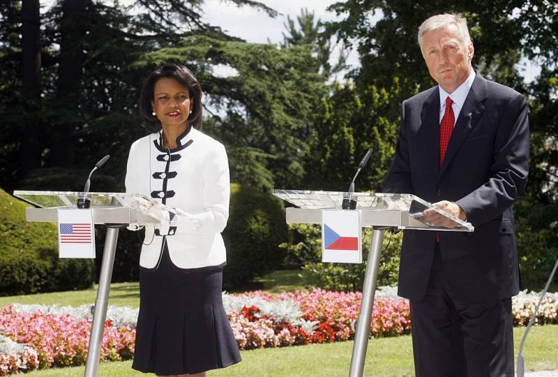 Ministryně zahraničních věcí USA Condoleeza Riceová se sešla 8. července 2008 s premiérem Mirkem Topolánkem v Kramářově vile v Praze.