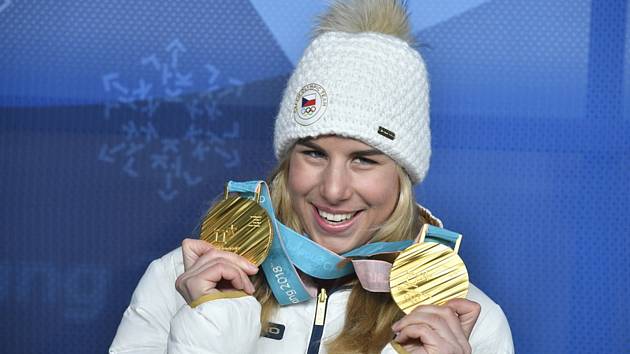 Ester Ledecká s medailemi - XXIII. zimní olympijské hry.
