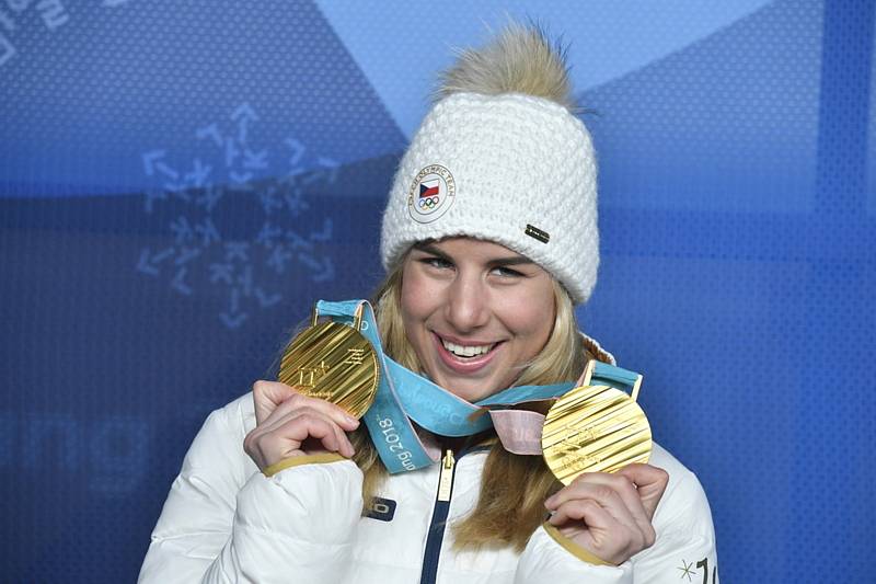 Ester Ledecká s medailemi - XXIII. zimní olympijské hry.