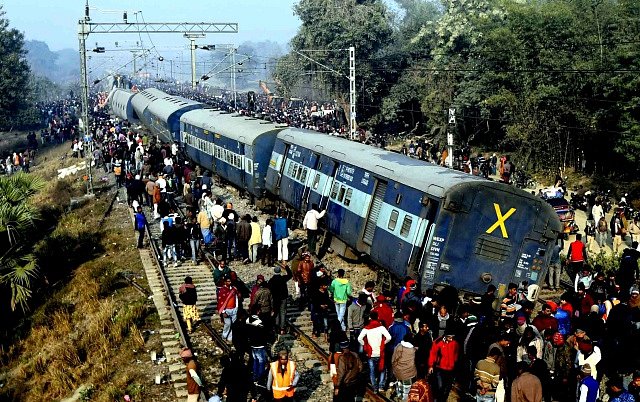 V Indii v plné rychlosti vykolejil vlak