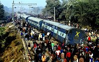 V Indii v plné rychlosti vykolejil vlak