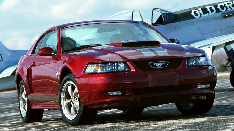 Ford Mustang (2004). Motor: 4.0i V6 (141 kW), najeto: 29 000 mil. Cena: 149 000 Kč.