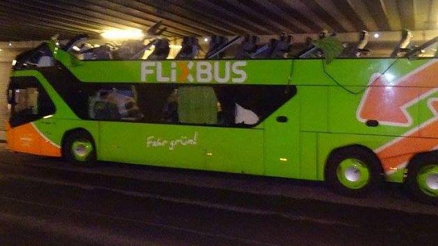 Řidič autobusu Flixbus neodhadl výšku mostu. Skalpoval celou střechu -  Deník.cz