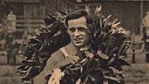 Oskar Hekš po vítězství v maratónu v roce 1929