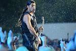 Robert Trujillo z americké metalové skupiny Metallica, která v průtrži mračen vystoupila 8. července v Praze na festivalu Aerodrome.