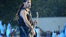 Robert Trujillo z americké metalové skupiny Metallica, která v průtrži mračen vystoupila 8. července v Praze na festivalu Aerodrome.