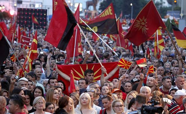 Tisíce lidí protestovaly v makedonské Skopji proti změně názvu své země