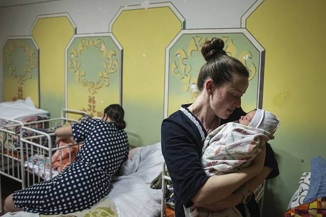 Kateryna Suharokova s novorozeným synem Makarem, který se narodil ve sklepě porodnice v Mariupolu. Město je aktuálně ostřelováno ruskými vojáky.
