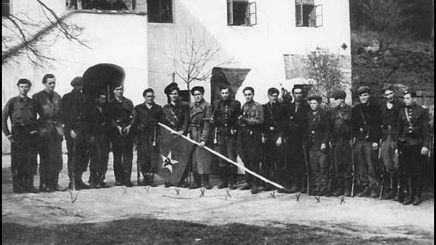Členové partyzánského oddílu Olga na skupinové fotograﬁi krátce po skončení druhé světové války