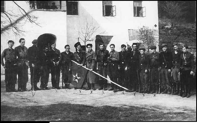 Členové partyzánského oddílu Olga na skupinové fotograﬁi krátce po skončení druhé světové války