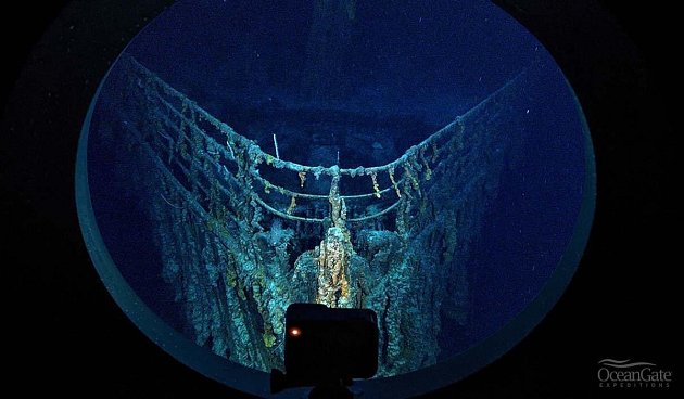 V Atlantském ocenu zmizela v pondělí ponorka. Šlo o komerční plavidlo, které slouží k dopravě turistů k vraku slavného Titaniku. Na palubě bylo pět lidí.