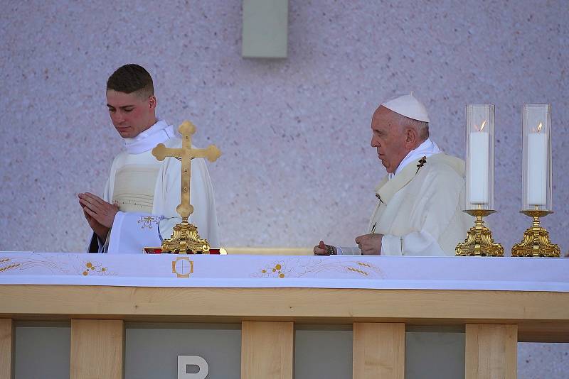 Papež František sloužící bohoslužbu ve slovenském Šaštíně. Dorazilo téměř padesát tisíc věřících a poutníků. Na pódiu je velký kříž, jehož srdce tvoří dřevo z trámů tornádem poškozeného kostela v Moravské Nové Vsi.