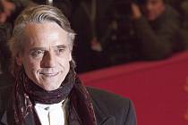 Jeremy Irons je považovaný za velkého elegána a gentlemana.