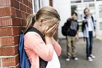 Děti se v případě psychických problémů či potíží ve škole často uzavírají do sebe, protože se cítí opuštěné. Ilustrační snímek