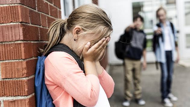 Děti se v případě psychických problémů či potíží ve škole často uzavírají do sebe, protože se cítí opuštěné. Ilustrační snímek