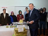 Dnešní předčasné volby v Turecku podle dílčích výsledků se značným náskokem vyhrála Strana spravedlnosti a rozvoje (AKP), kterou založil a vedl nynější prezident Recep Tayyip Erdogan.