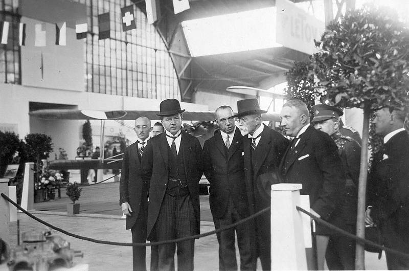 Prezident Tomáš Garrigue Masaryk naslouchá výkladu českého průmyslníka Vítězslava Kumpery na Letecké výstavě v Praze v roce 1927