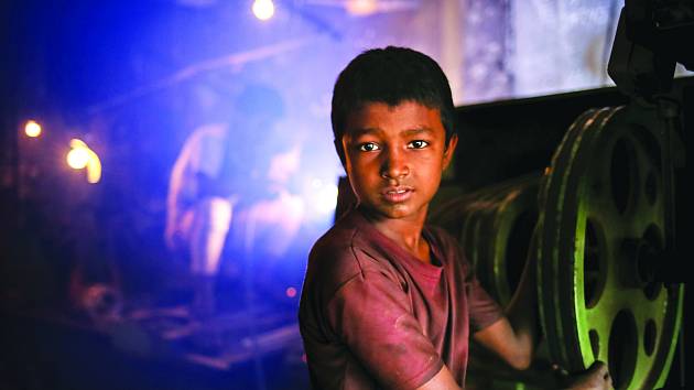 KDO VYROBIL VÁŠ DÁREK? Ekonomika v Bangladéši využívá děti ve všech odvětvích.
