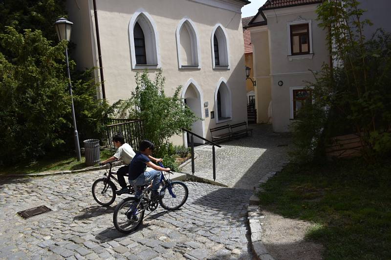 I zde bylo turistů pomálu. Místní děti tak měly dost prostoru ke svým hrám