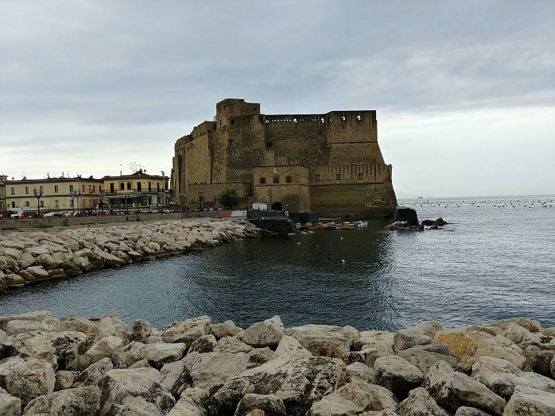 O Neapoli se sice mluví jako o špinavém a také poněkud nebezpečném místě, turistům ale nabízí mnoho krás. Na snímku pevnost Castel dell'Ovo.