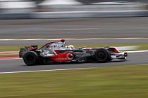 Lewis Hamilton v plné rychlosti na rovince.